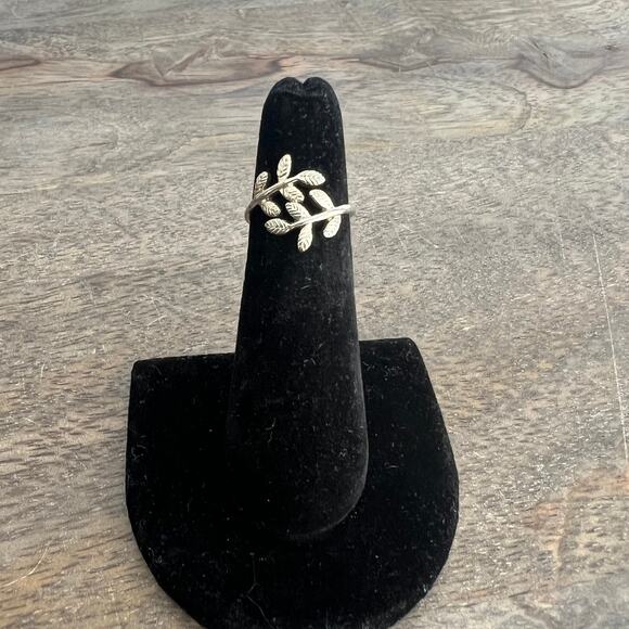 Silver tone leaf spiral wrap pinky ring - size 5 - Picture 2 of 5